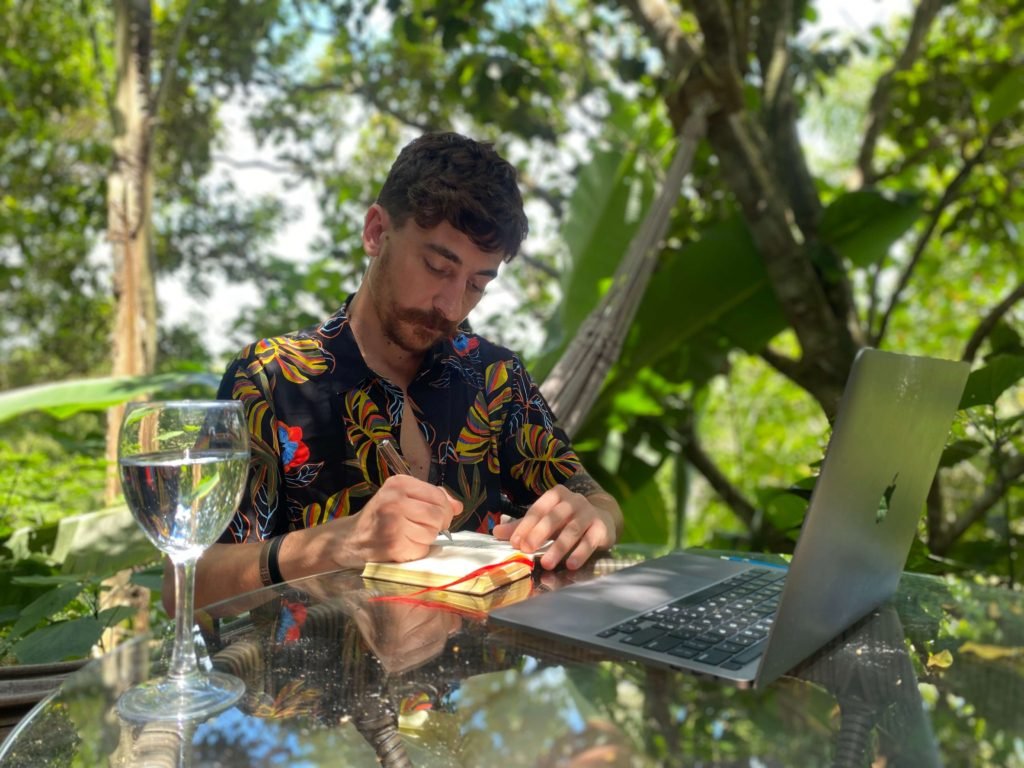 Trabalhar online e viajar definindo metas