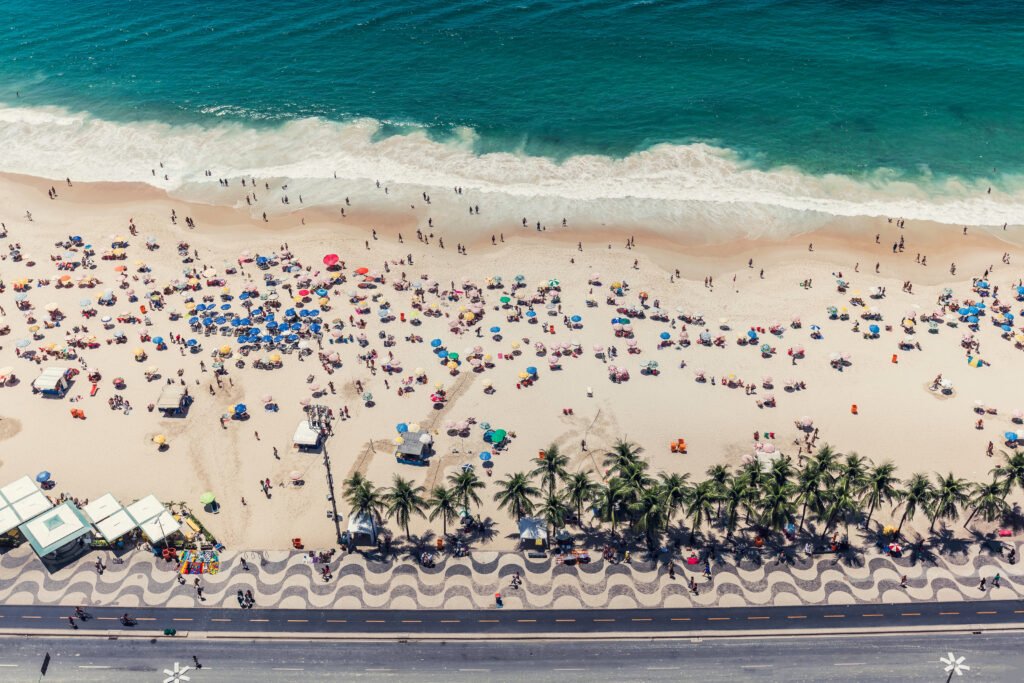 nomade-digital-no-brasil-praia-cheia