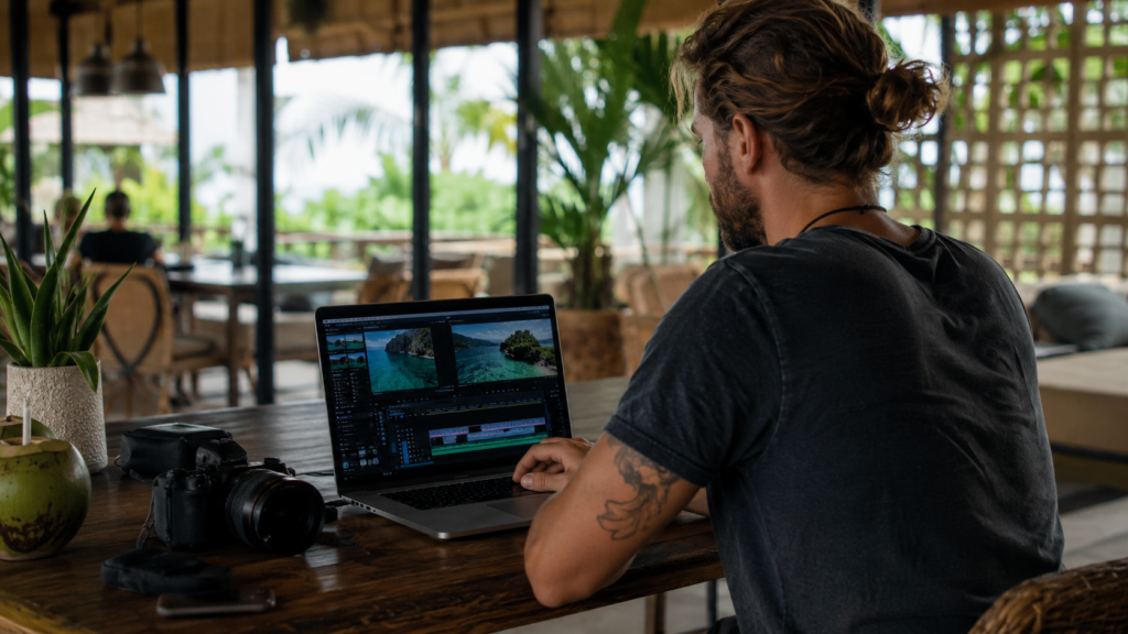 editor de vídeo trabalhando online como nômade digital